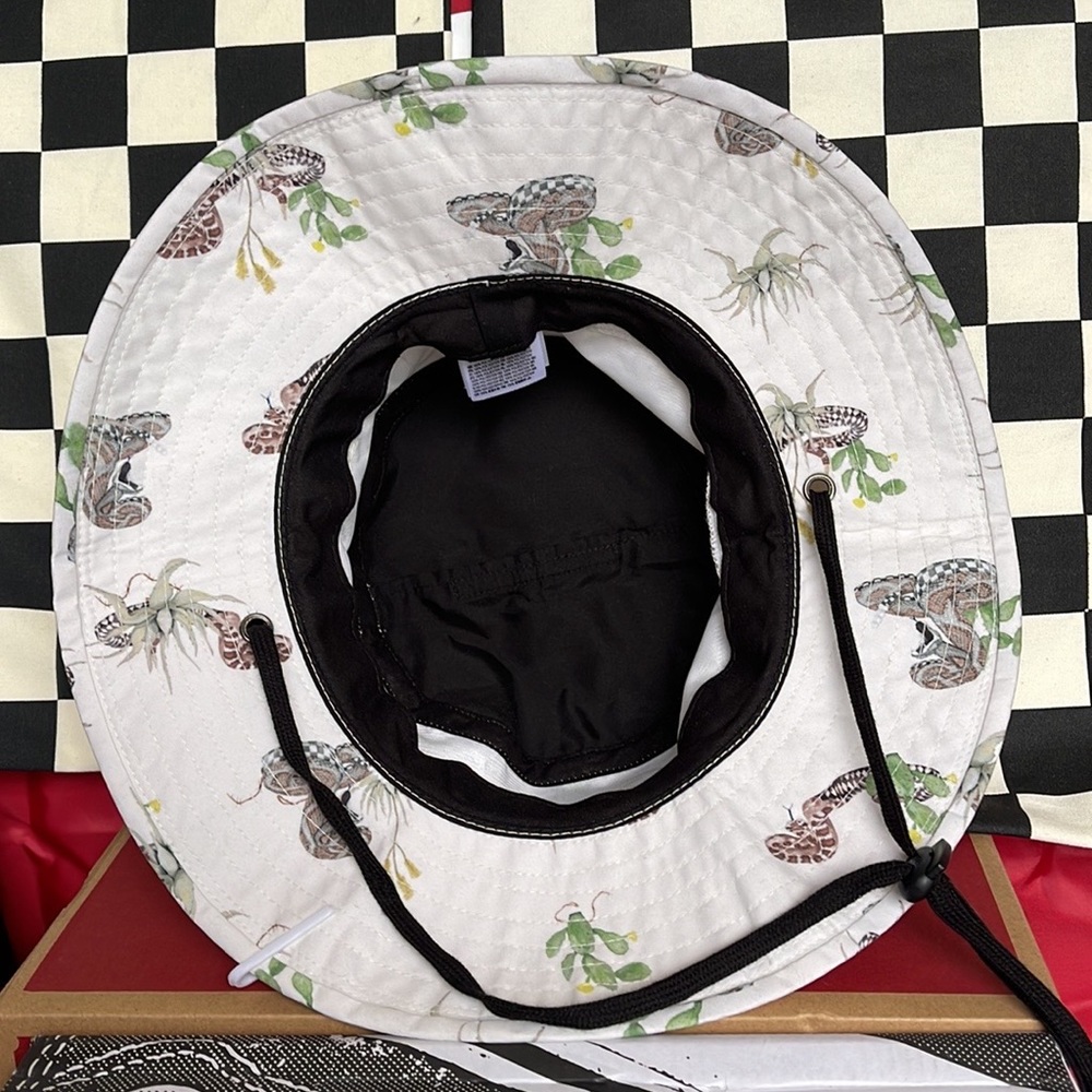 Vans BOONIE BUCKET HAT
COLOR - ANTIQUE WHITE
Desert Snake - Picture 7 of 16